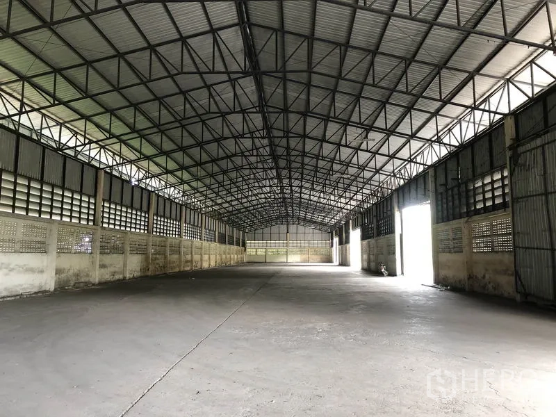 คลังสินค้า ให้เช่าในPathum Thani - ภายในช่วงกว้างยาว มีประตูด้านข้างหลายจุดและแผ่นหลังคาแสงธรรมชาติ