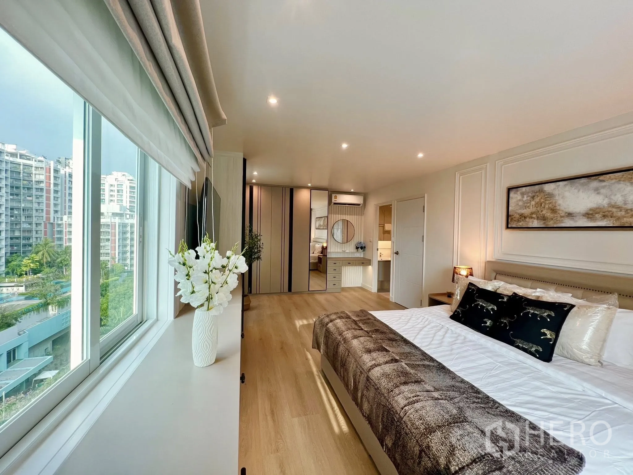 公寓 for rent or sale in Yan Nawa, Bangkok - 主卧远景，宽窗城市景观，通往卫浴的衣柜与梳妆区。