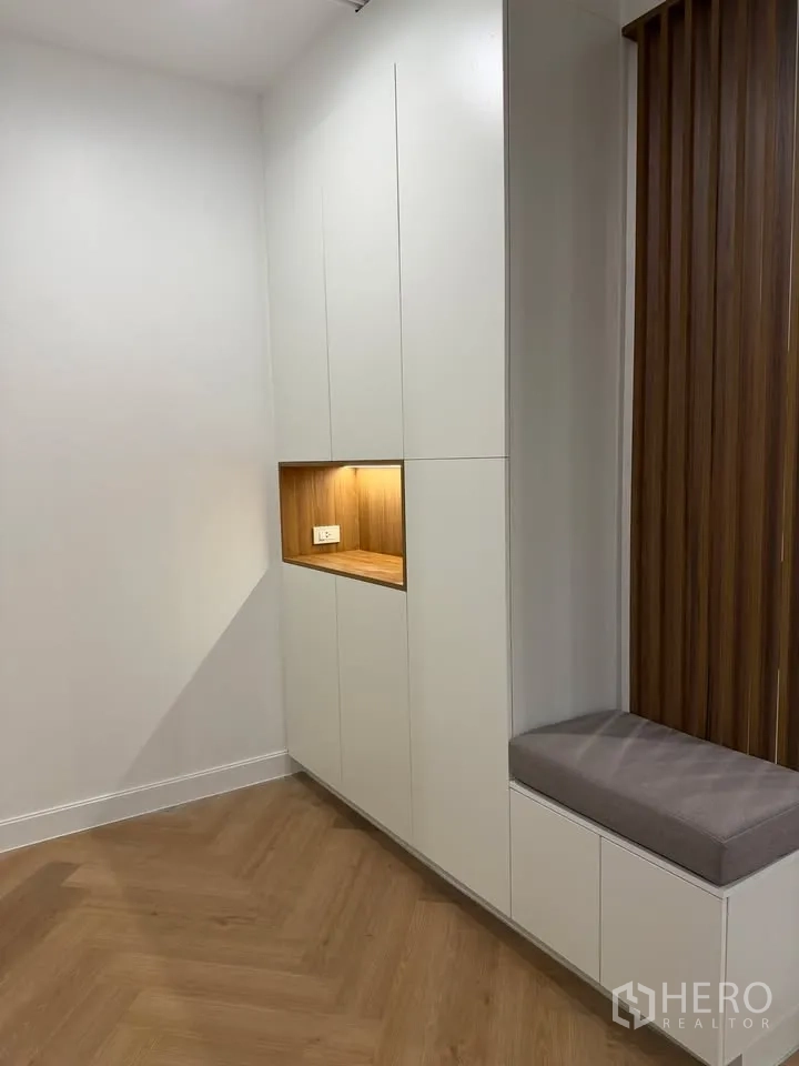 公寓 for rent in Watthana, Bangkok - 内置柜体带照明壁龛与坐凳，旁有木质格栅。
