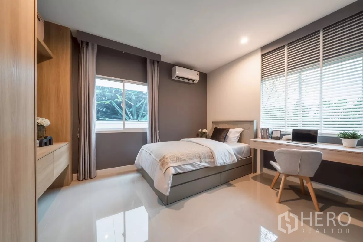 Detached House for rent in Saphan Sung, Bangkok - Guest bedroom with single bed, long work desk and large windows.