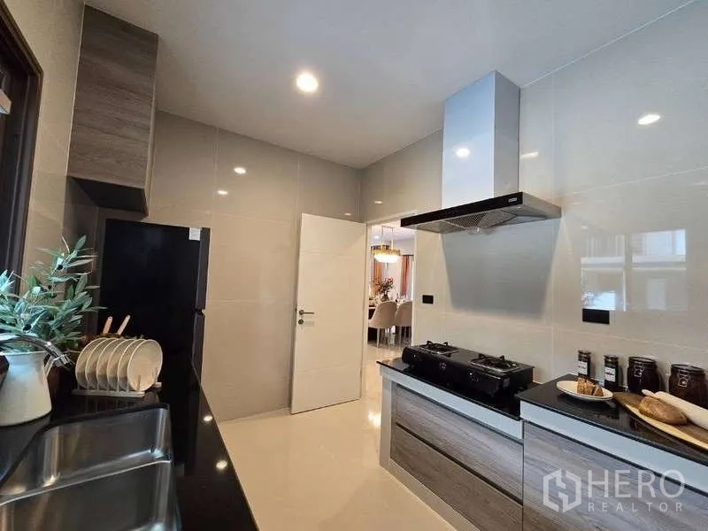 บ้าน ให้เช่าในBang Kapi, Bangkok - ไลน์ครัวเตาแก๊ส เครื่องดูดควัน และผนังกระเบื้องเงา