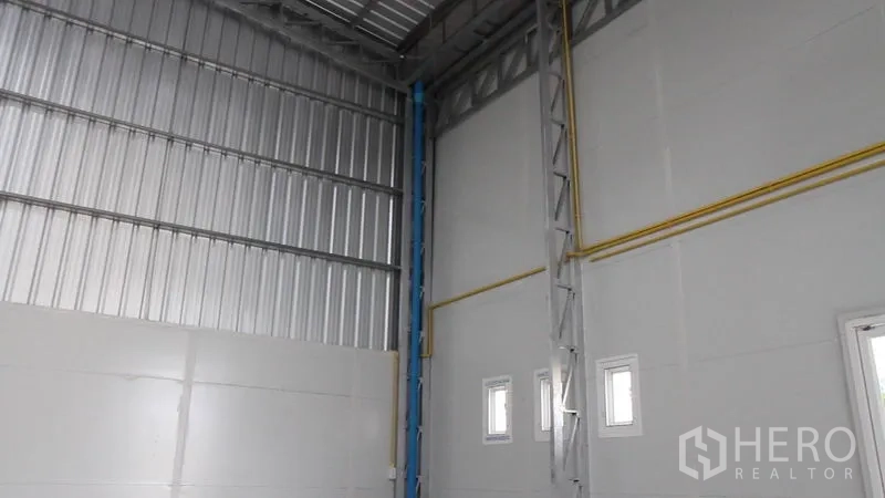 货栈 出租在Thung Khru, Bangkok - 仓库角落带小窗、管线与金属框架