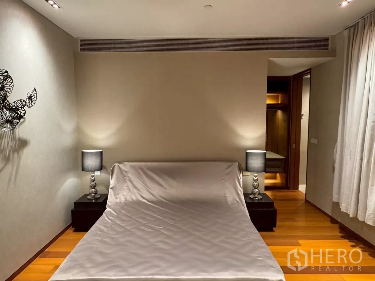 公寓 出租在Sathon, Bangkok - 次卧带柔和灯光、床头灯，并通往步入式衣帽间。