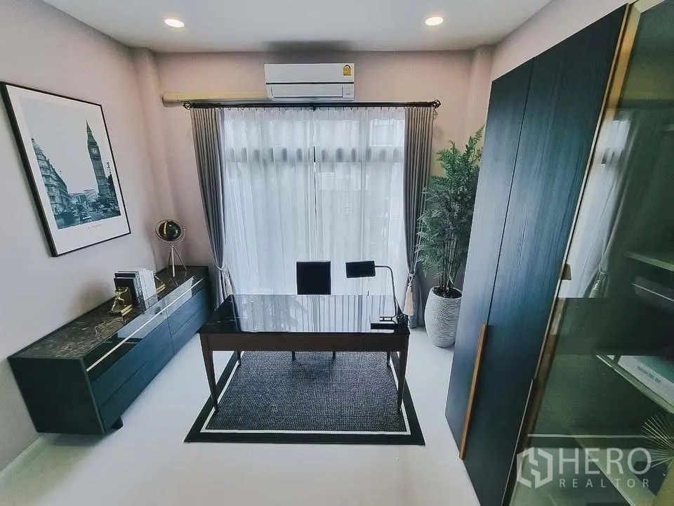 独栋房屋 for rent or sale in Bang Phli, Samut Prakan - 书房另一视角，玻璃台面书桌正对明亮窗户。