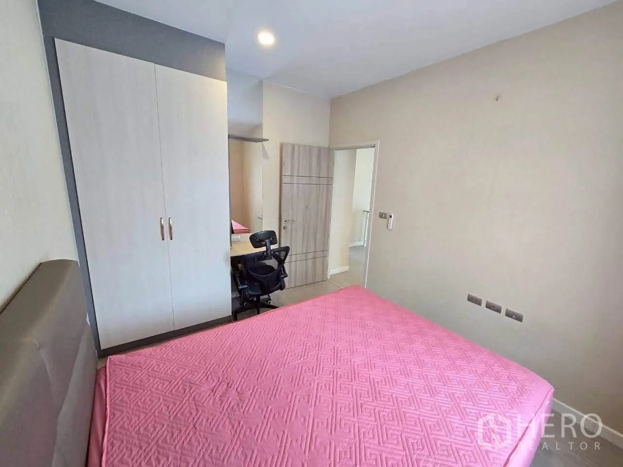 独栋房屋 for rent or sale in Lat Krabang, Bangkok - 卧室配粉色床品、衣柜、书桌与办公椅。