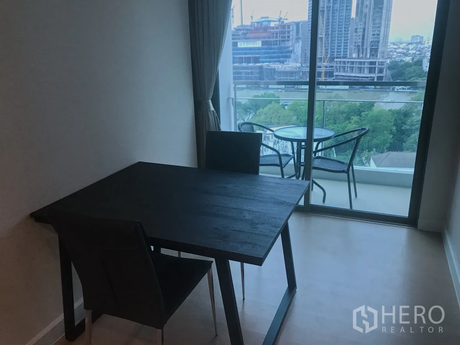 公寓 出租或出售在Bang Rak, Bangkok - 餐区连接阳台，户外两人桌椅与河景