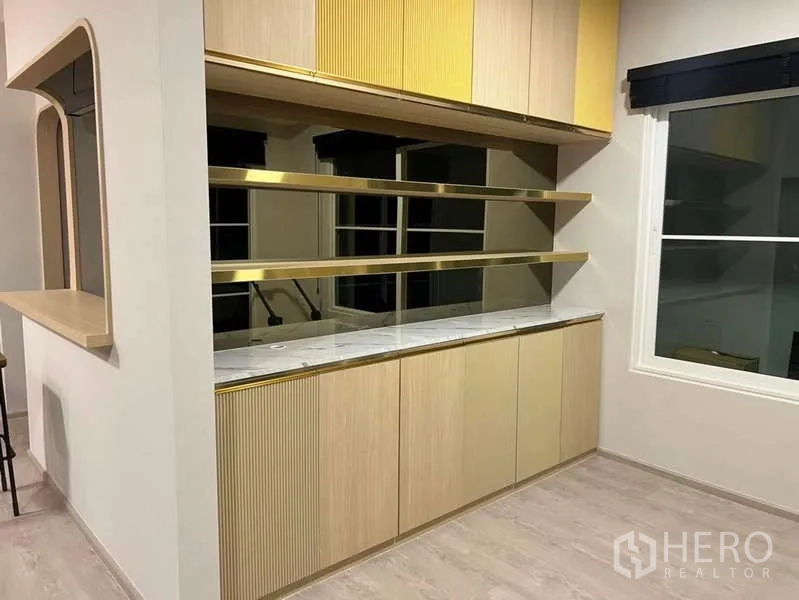 独立式住宅 出租在Prawet, Bangkok - 内置柜体配大理石台面与镜面背景及开放层板。