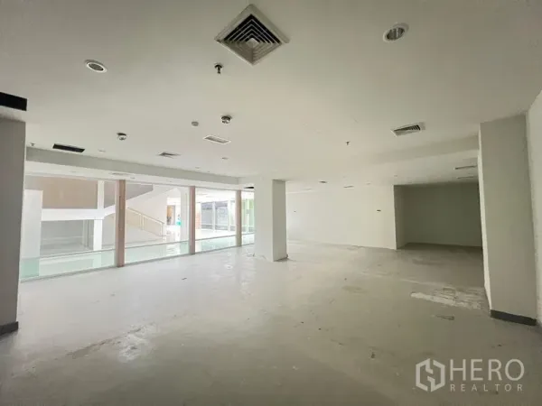 零售空间 出租 - 宽敞店铺，转角大窗俯瞰商场中庭，带结构柱