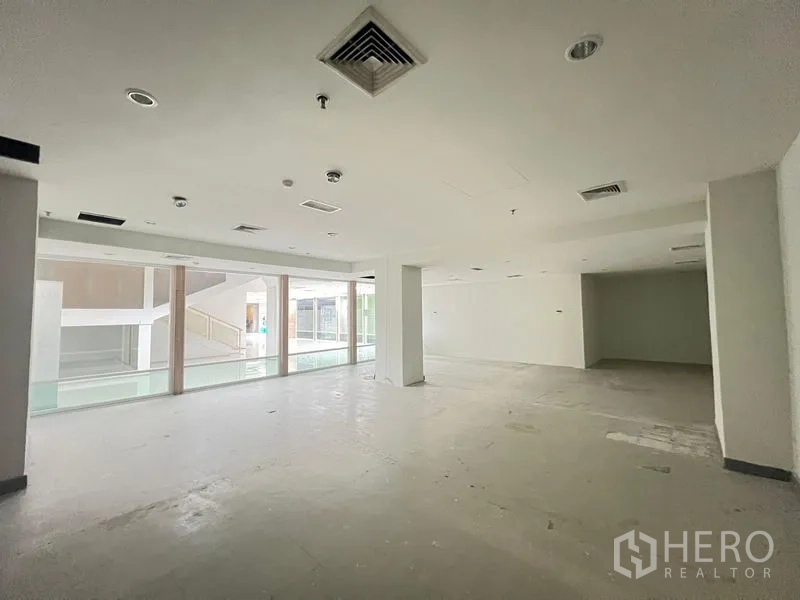 零售空间 出租 - 宽敞店铺，转角大窗俯瞰商场中庭，带结构柱