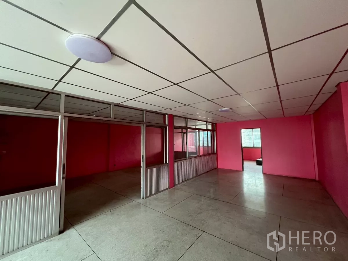 店屋 出租在Watthana, Bangkok - 大型办公室区域，多间玻璃隔间与瓷砖地面