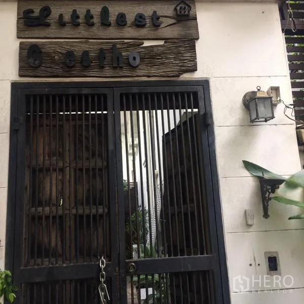 独立式住宅 出租在Sathon, Bangkok - 质感金属大门与木质标牌，凸显住宅的安全入口。
