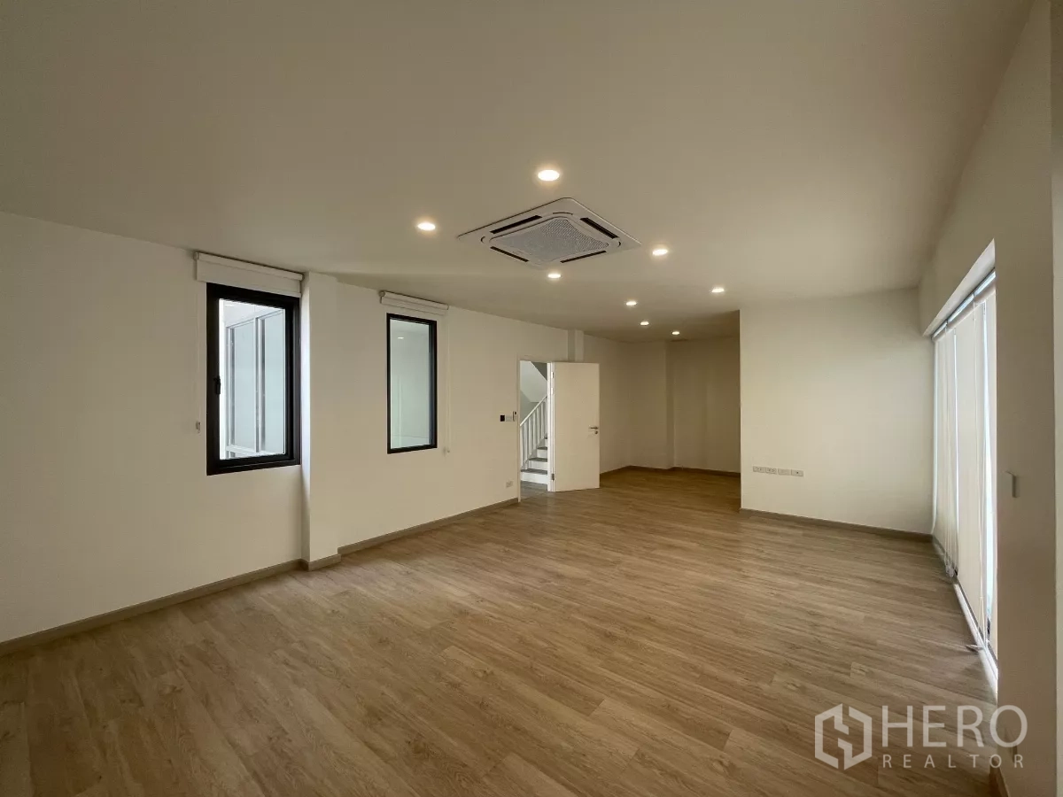 Home Office for rent in Don Mueang, Bangkok - Spacious multipurpose room with wood floors, recessed lights and cassette AC.