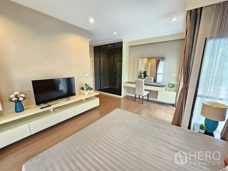 บ้าน ให้เช่าในPrawet, Bangkok - ห้องนอนหลักมาพร้อมชั้นวางทีวี ตู้เสื้อผ้า และโต๊ะเครื่องแป้ง