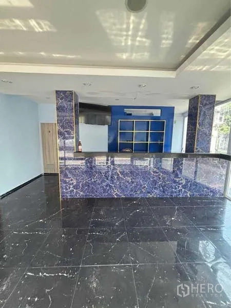 Retail Space for rent in Khlong Toei, Bangkok - Front counter zone clad in marble-look panels with ceiling spotlights.