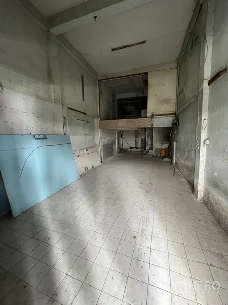 店屋 出租在Khlong Toei, Bangkok - 店屋一层空间，瓷砖地面、挑高天花与夹层，待翻新。