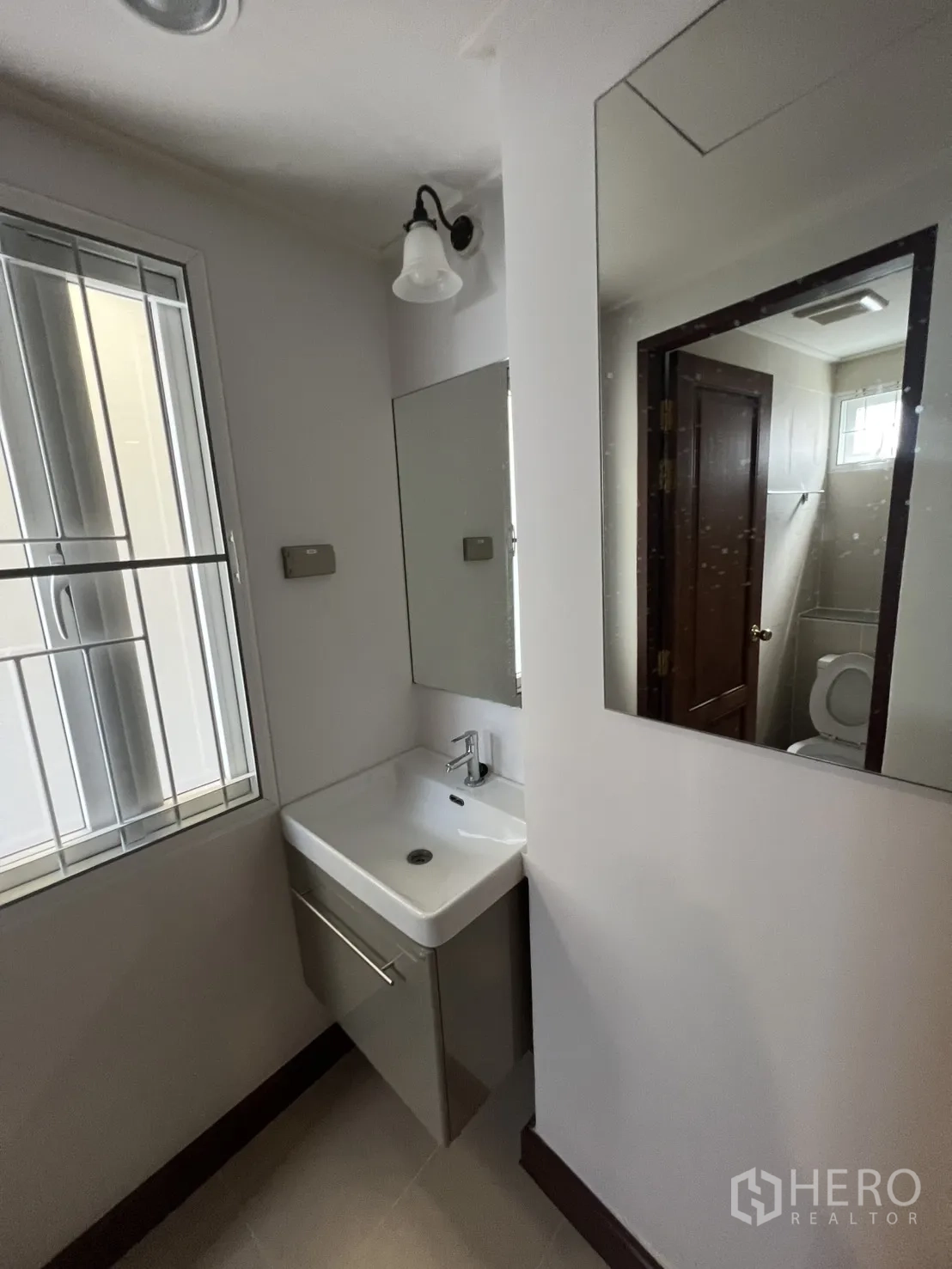 店屋 for rent in Samphanthawong, Bangkok - 翻新洗手区，壁挂式洗手盆、大镜面与采光窗，旁通向卫生间。