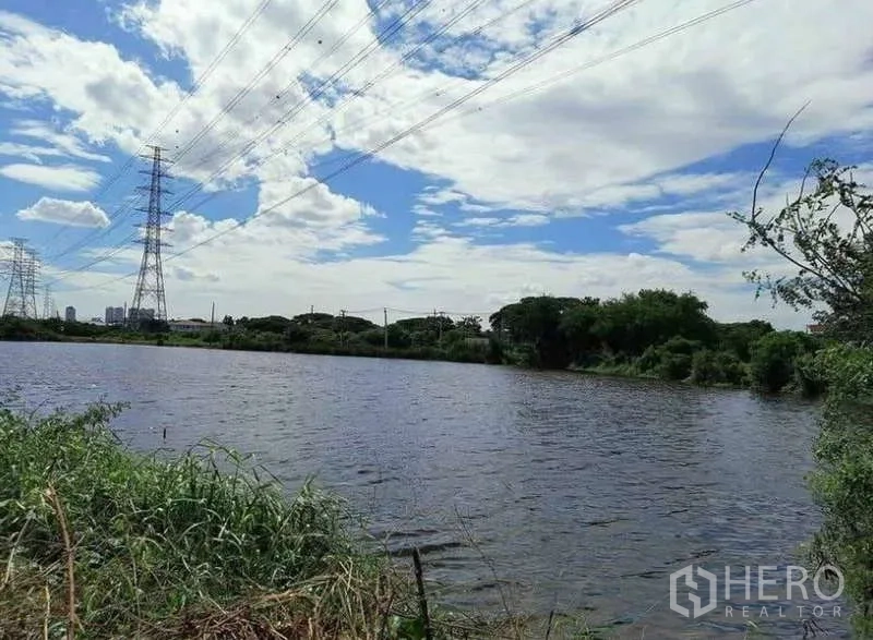 บ้าน ขายในPrawet, Bangkok - วิวริมน้ำบึงกว้าง ท้องฟ้าสดใสและแนวสายไฟไกลๆ