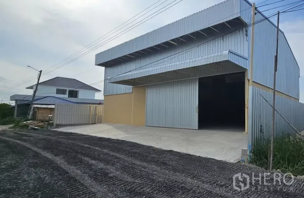 货栈 出租在Lat Krabang, Bangkok - 仓库正门，超大推拉门与混凝土车道便于卡车进出