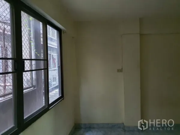 店屋 出租在Bang Rak, Bangkok - 狭长房间，带装有防护网的窗户与地砖地面。