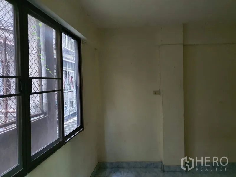 店屋 出租在Bang Rak, Bangkok - 狭长房间，带装有防护网的窗户与地砖地面。