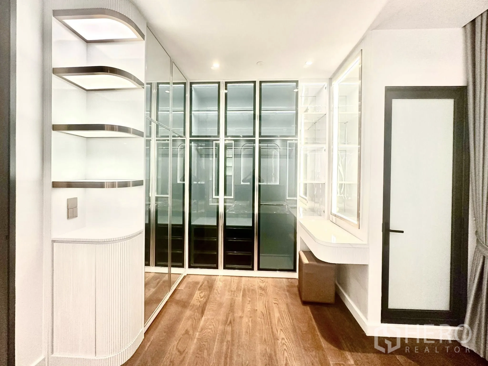 公寓 for rent in Sathon, Bangkok - 角落展示层架与推拉玻璃衣柜布置在明亮的更衣室内。