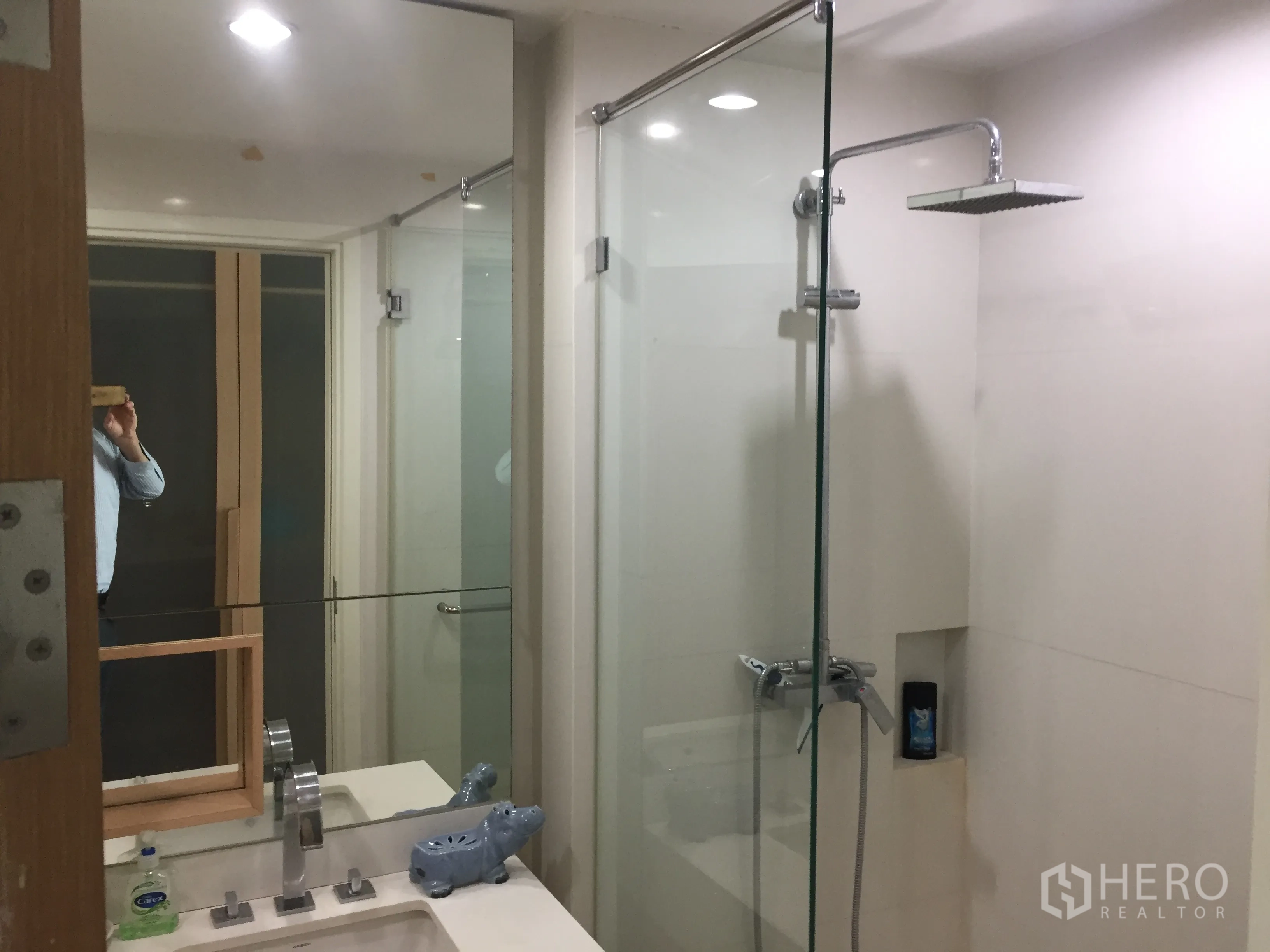 公寓 出租在Watthana, Bangkok - 现代浴室，玻璃隔断雨淋花洒与大镜面台盆。
