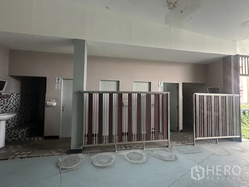 独立商业地产 出租在Prawet, Bangkok - 公共卫生间区域，多间厕位与马赛克瓷砖