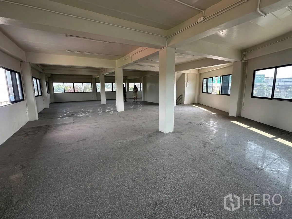 Home Office for rent in Taling Chan, Bangkok - Large open office floor with multiple windows and structural columns for flexible layout.