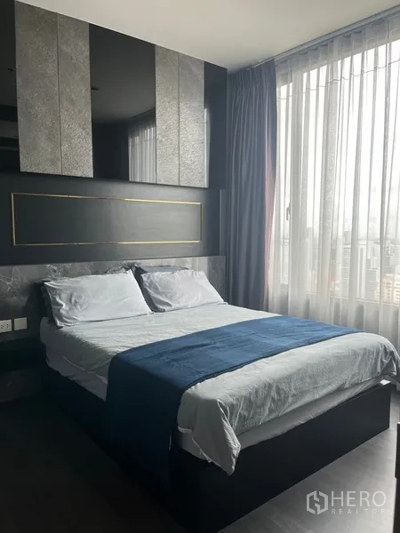 คอนโด ให้เช่าในWatthana, Bangkok - ห้องนอนอบอุ่น หน้าต่างบานใหญ่ เห็นวิวเมือง ผนังตกแต่งโทนเข้มพร้อมกระจก
