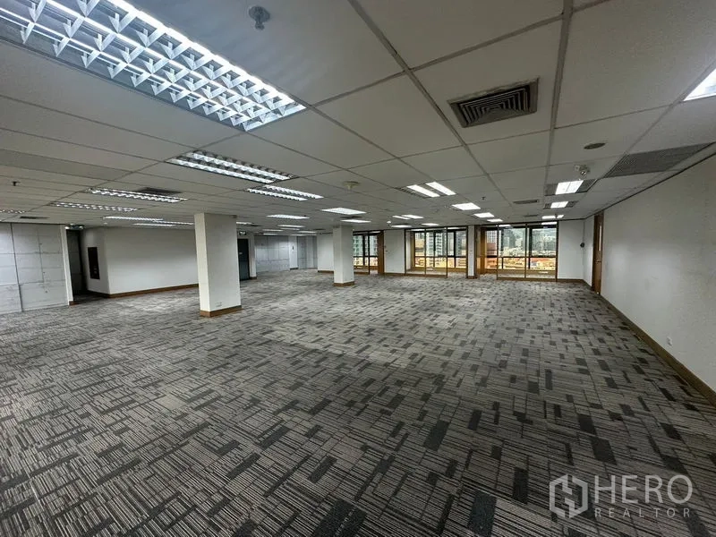 办公空间 出租在Khlong Toei, Bangkok - 灰色地毯的宽阔办公区，吊顶与城景