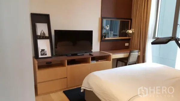 公寓 出租在Watthana, Bangkok - 卧室配电视柜、书桌与大窗户
