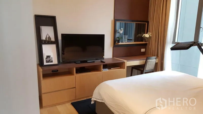公寓 出租在Watthana, Bangkok - 卧室配电视柜、书桌与大窗户