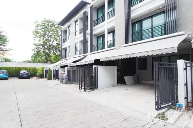 联排别墅 出租或出售在Wang Thonglang, Bangkok - 联排别墅一排，带门禁车位和宽阔的混凝土车道。