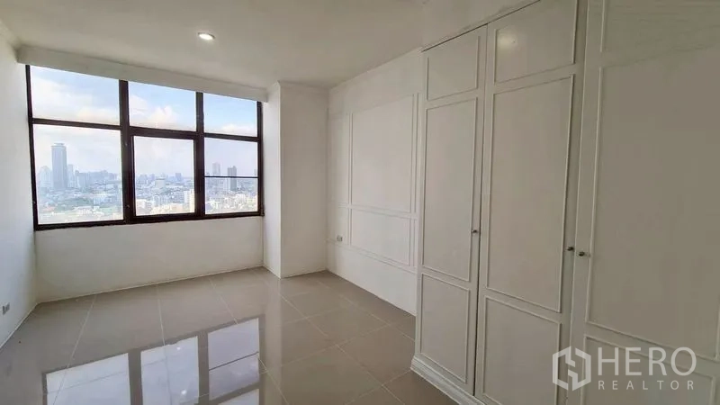 公寓 for rent in Watthana, Bangkok - 第二卧室带内置衣柜与宽窗，视野开阔。