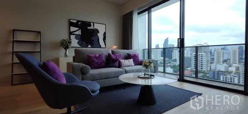 公寓 出租或出售在Watthana, Bangkok - 客厅通向阳台，城市天际线景观与茶几