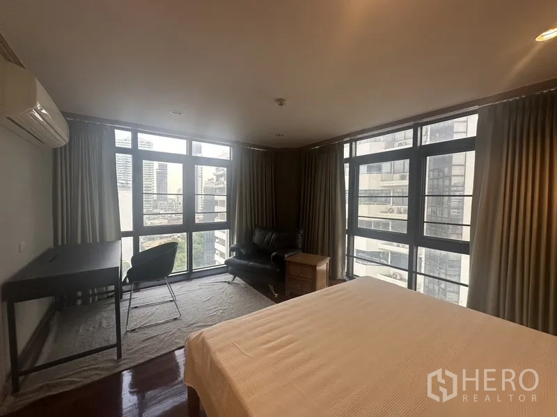 公寓 出售在Watthana, Bangkok - 转角卧室，落地窗环绕，城市景观，设床、书桌与沙发