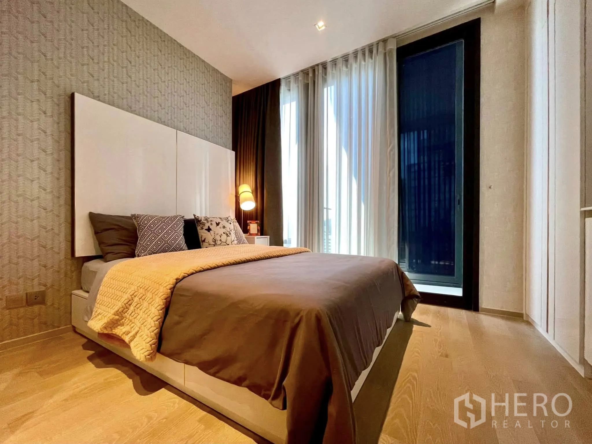 公寓 for rent in Bang Rak, Bangkok - 温馨卧室，双人床、床头灯与纱帘。