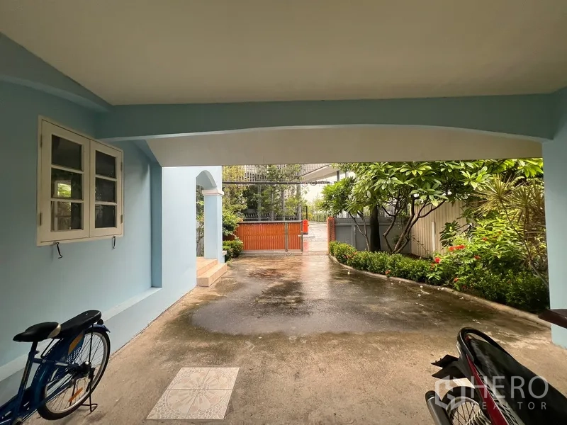 บ้าน ให้เช่าในBang Na, Bangkok - ที่จอดรถมีหลังคาและทางรถเข้าถึงประตูหน้าบ้าน