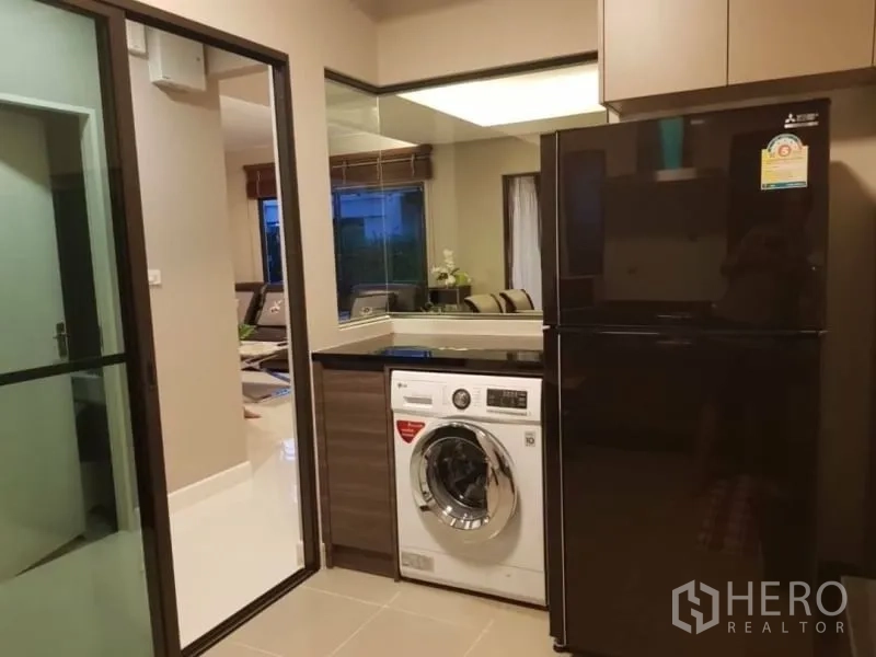 Detached House for rent in Bang Phli, Samut Prakan - Utility zone with washing machine and refrigerator next to glass partition.