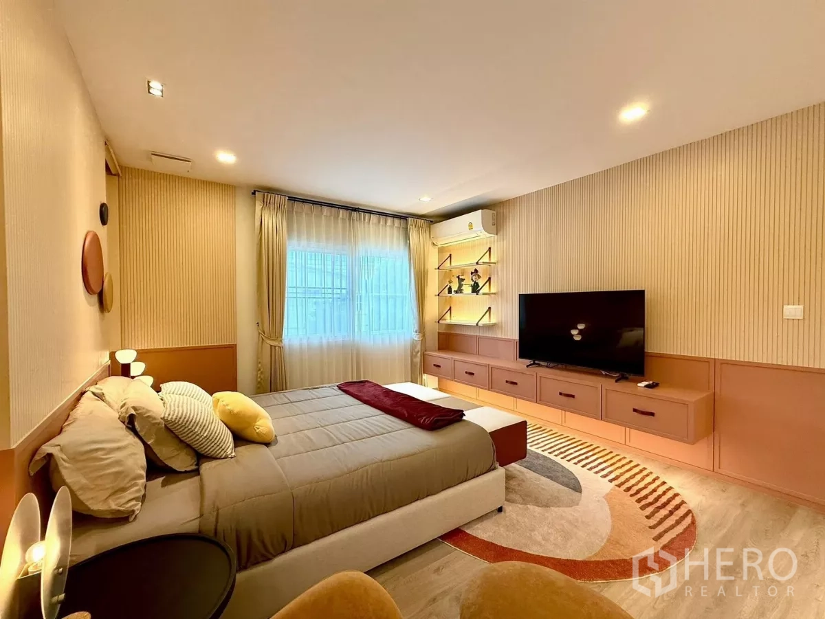 บ้าน ให้เช่าในBang Phli, Samut Prakan - ห้องนอนหลักพร้อมตู้ทีวี ชั้นลอย และไฟสวยงาม