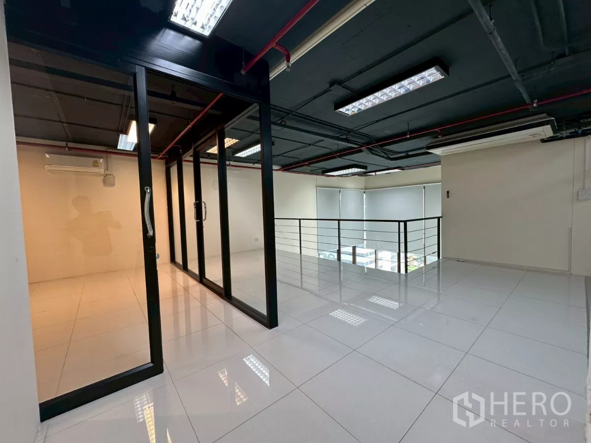 办公空间 出租在Khlong Toei, Bangkok - 夹层走道与玻璃会议室，外望城市景致。