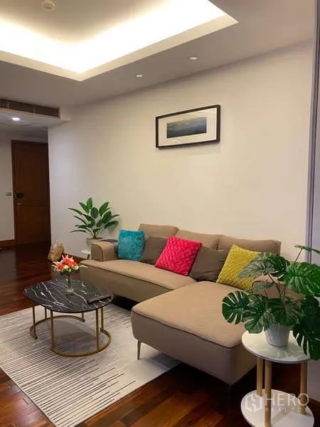 คอนโด ขายในSathon, Bangkok - มุมนั่งเล่นสว่างด้วยโซฟาเข้ามุมและโต๊ะกลางหินอ่อนใต้ไฟฝ้าหลุม.