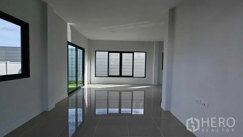 บ้าน ขายในSamut Prakan - รายละเอียดบันได ราวจับไม้และราวกันตกเหล็กสีดำ