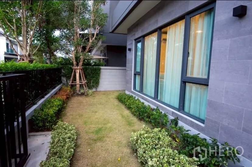 独立式住宅 出租在Bang Phli, Samut Prakan - 室外洗衣区，白色滚筒洗衣机。