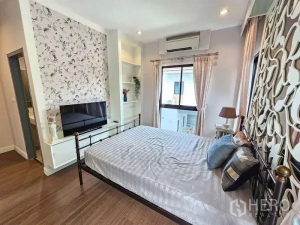 独立式住宅 出租在Prawet, Bangkok - 次卧带花纹背景墙、电视与空调