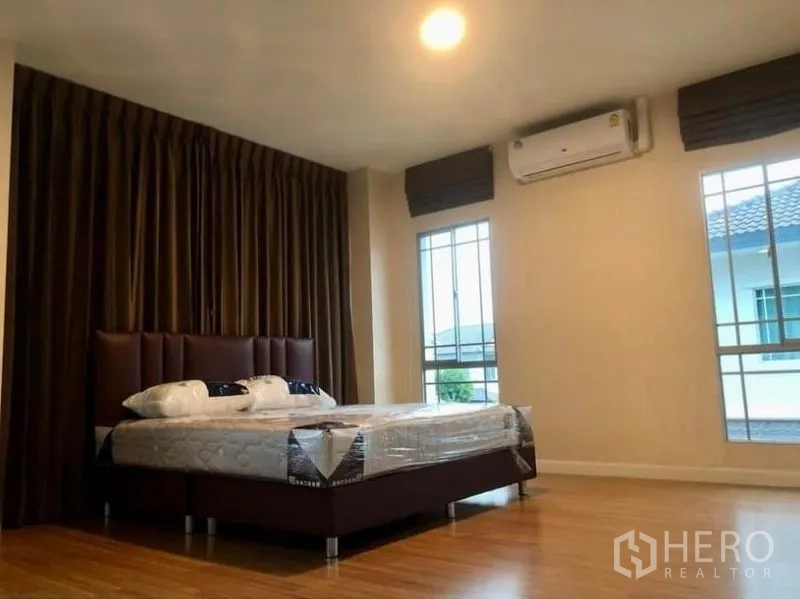 บ้าน ให้เช่าในPrawet, Bangkok - ห้องนอนหลักกว้าง เตียงคิงส์ไซซ์ แอร์ และหน้าต่างสูง