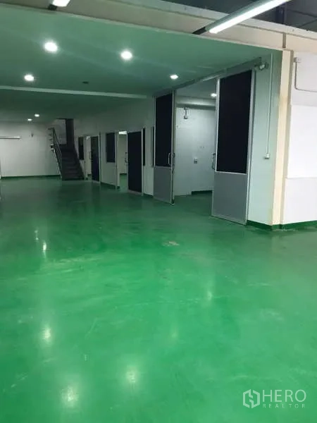 工厂 出租在Bang Phli, Samut Prakan - 另一角度的长形车间，开阔工位与明亮照明