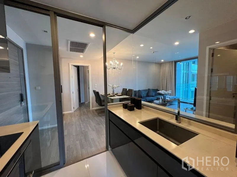 公寓 出租在Watthana, Bangkok - 从厨房透过玻璃看到客餐厅景致。
