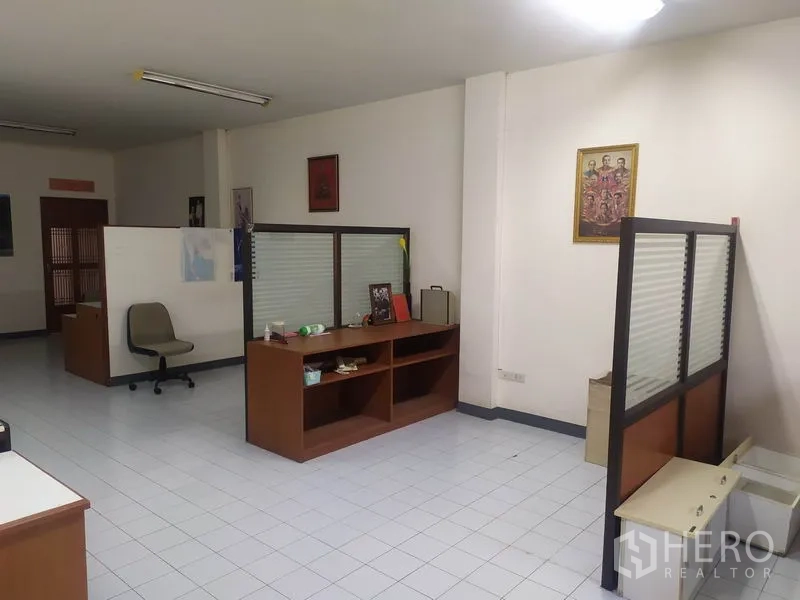 带办公室的家 出租在Yan Nawa, Bangkok - 宽敞工作区，带隔断、内置柜架和办公桌，地面为瓷砖。