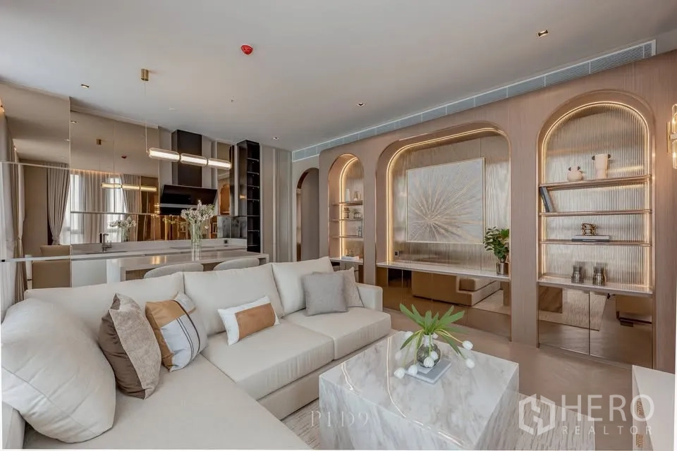 公寓 for rent in Sathon, Bangkok - 客厅设背光弧形展示柜，餐区与简洁现代的厨房相连。